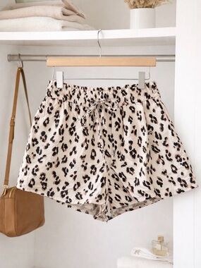 Express Leopard Print Shorts NWT Size Small Elastic Waist Tie Front
Pockets